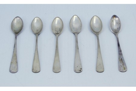 Conjunto de seis colheres de café em prata lisa com os cabos a expedir.